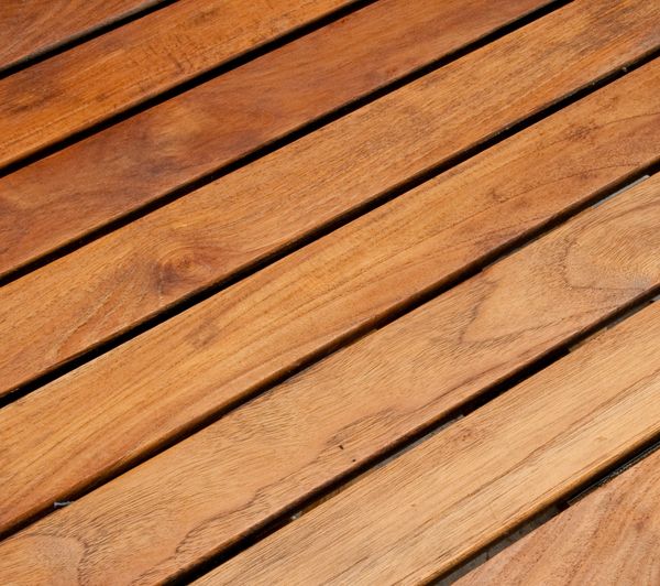 Frisch geölte Holzoberfläche im Außenbereich