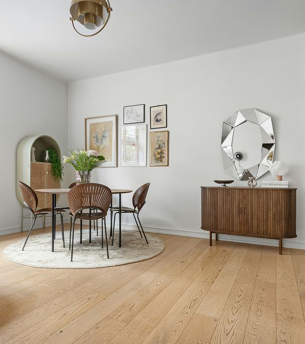 Innenbereich, Essbereich eines Wohnzimmers, Parkett, Kommode aus Holz, weiße Wand